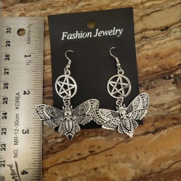 🆕 Gothic Moth Earrings with Pentagram Star and Skull Design - Unique 💀 - Picture 4 of 6
